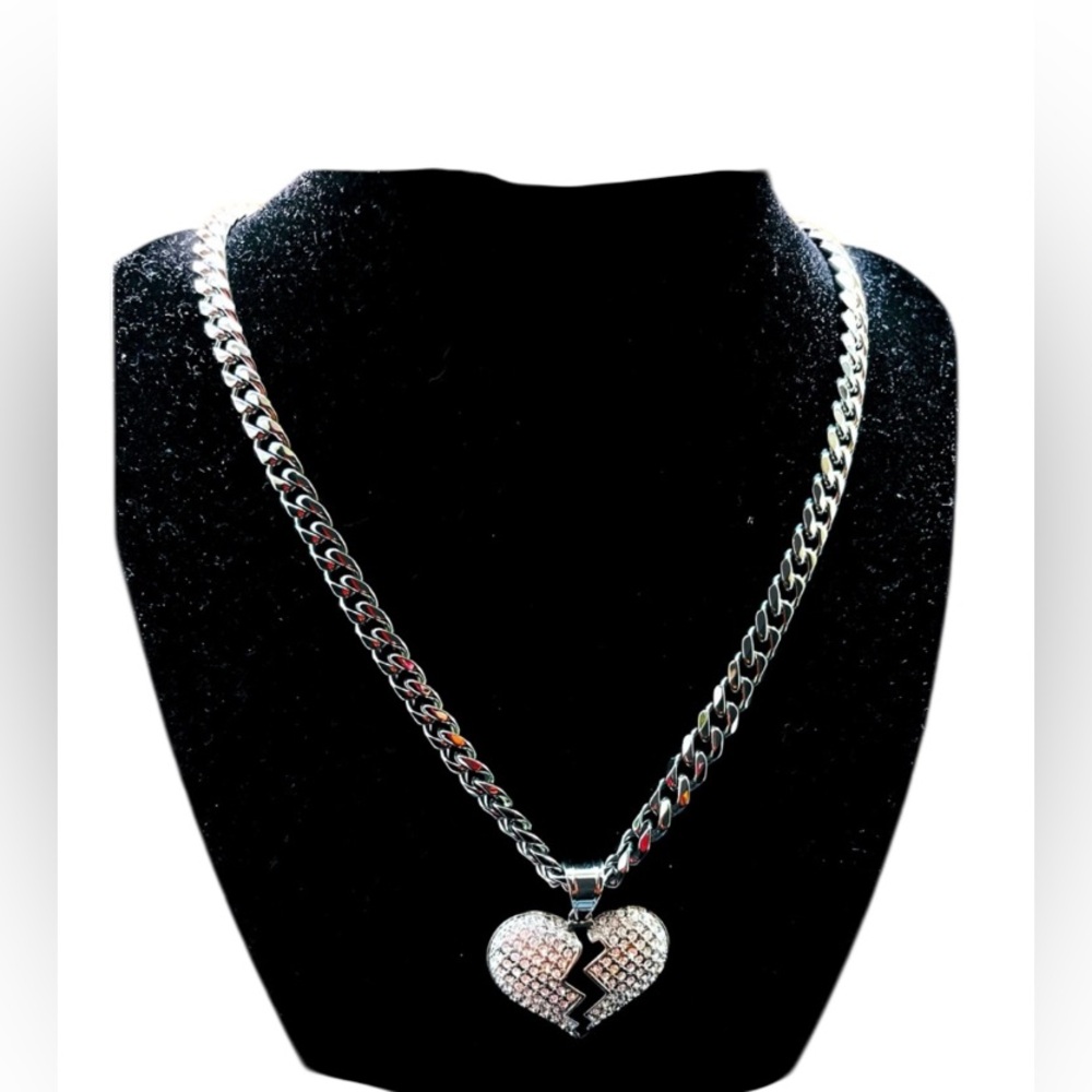 FASHION JEWELRY STAINLESS STEEL SILVER CUBAN CHAIN WOMENS BROKEN HEART PENDANT